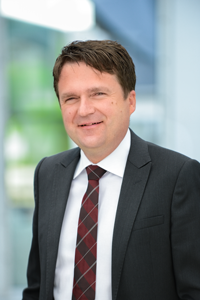 Insolvenzverwalter Alexander Saponjic vor dem Fenster
