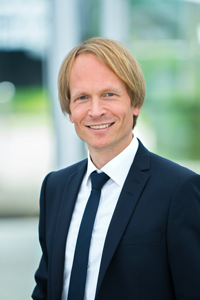 Insolvenzverwalter Dr. jur. Marc Zattler vor dem Fenster