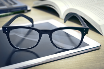 Brille auf Tablet